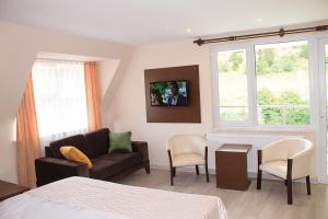- un salon avec un canapé et une chaise dans l'établissement Hotel Green Valley Savsat, à Savsat