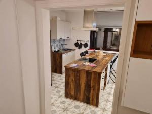 Kuchyň nebo kuchyňský kout v ubytování Studio chaleureux & moderne, région bruxelloise