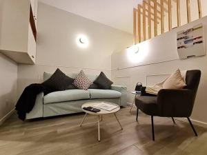 sala de estar con sofá y mesa en Studio chaleureux & moderne, région bruxelloise en Asse