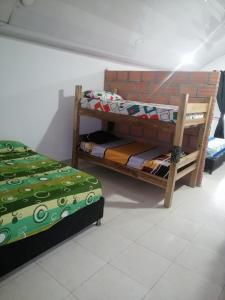2 Etagenbetten in einem Zimmer mit in der Unterkunft casa de relajación in La Dorada