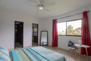 1 dormitorio con cama, ventana y mesa en Beautiful Family Home in Boquete, en Alto Boquete