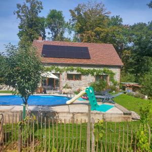 une maison avec une piscine et une maison avec un toit solaire dans l'établissement Le val du vieux chêne chambre d'hôtes, à Walcourt