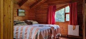 1 dormitorio con 1 cama en una cabaña de madera en Arroyo Escondido en Trevelín