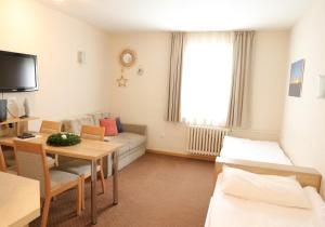 una sala de estar con un sofá y una mesa en Apartments Konaci Centar, en Kopaonik