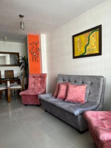 sala de estar con sofá y 2 sillas en Casa Familiar en Armenia