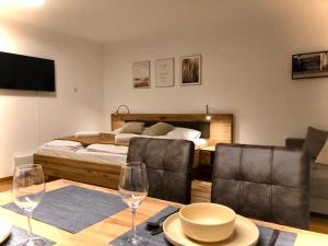 Pokój ze stołem, 2 krzesłami i łóżkiem w obiekcie R&K Classic Spirit Mariazell w mieście Mariazell