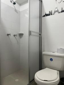 biała łazienka z prysznicem i toaletą w obiekcie Casa Familiar w mieście Armenia