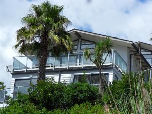 Palm BeachにあるVilla Blanca in Palm Beachの前にヤシの木がある建物