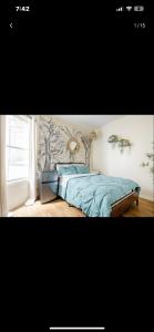 派特森的住宿－SUITE Dreams CARROLL 11，一间卧室配有一张带蓝色棉被的床