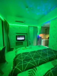 una camera verde con letto e camino di VR APARTMENT a Kemirimuka Dua