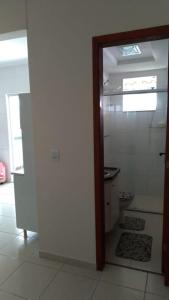 um corredor com uma porta para um quarto com uma cozinha em Apto Edifício Esmeralda em Viçosa