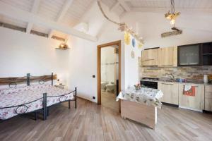 ein Schlafzimmer mit einem Bett und einem Tisch in einem Zimmer in der Unterkunft Holiday home in Pompeiana 40835 in Pompeiana