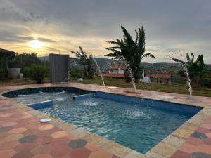 einen Pool in einem Hof mit Wasser in der Unterkunft Cabaña Villa Lucia in San Gil