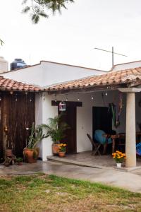 Casa con porche con mesa y sillas en Casa Biznaga, en Oaxaca City