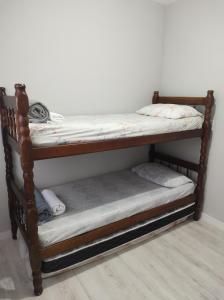 a couple of bunk beds in a room at Ap 2 quartos amplos, com Ar condicionado central, Internet, Netflix e Garagem privativa in Paranaguá