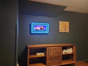 TV at/o entertainment center sa Fashionably cozy2