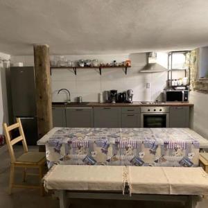 Кухня или мини-кухня в Chata pod smrečkami s krbom a krásnym prostredím
