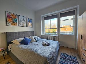 Un dormitorio con una cama con dos toallas encima. en Apartamenty Park Powiśle, en Varsovia