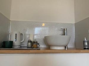 eine Küchentheke mit einer Spüle und einem Mixer in der Unterkunft 1 Luxurious Double Bedroom with Private Shower in Reading