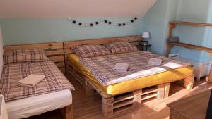 2 Einzelbetten in einem Zimmer mit Holzböden in der Unterkunft Dvojizbový Útulný Apartmán Oščadnica in Oščadnica