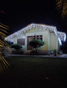 Een huis met veel kerstverlichting. bij Casa aconchegante Gramado em local tranquilo- 5 km do centro locação temporada in Gramado