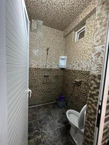 a bathroom with a toilet in a room at Hay mohammadi agadir in Agadir