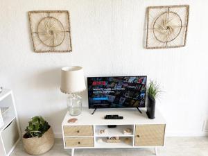 TV a/nebo společenská místnost v ubytování Seaview Studio - 10 Min. Beach, Private Condo, Pool, Grill & Free Parking