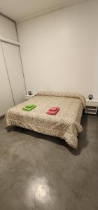 ein Schlafzimmer mit einem Bett mit zwei Handtüchern darauf in der Unterkunft 9 de julio in San Miguel de Tucumán