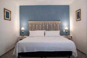 um quarto com uma cama grande e uma parede azul em Casa Zepeda em Atlixco