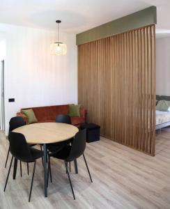 una habitación con una mesa y sillas y un sofá en La Casa di Gadu, en Casalnuovo di Napoli
