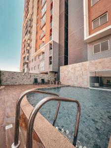 a swimming pool in front of a building at Apartamento em Vila Velha na quadra do Mar. in Vila Velha