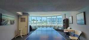 una sala de espera con sillas y una ventana grande en On the Beach-2/Br 2/Bath, 26th floor! Spectacular views of Ocean & River, en Daytona Beach Shores