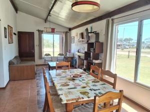 un comedor con mesa y sillas en una habitación en Casa Nuestro Sueño en Punta del Diablo