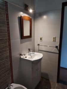 y baño con lavabo y aseo. en Casa Nuestro Sueño en Punta del Diablo