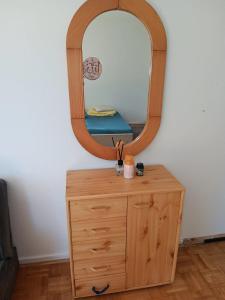 een houten dressoir met een spiegel erop bij AH G3 OG in Schwalmtal