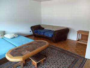 een woonkamer met een bank en een bed bij AH G3 OG in Schwalmtal