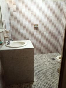 uma casa de banho com um lavatório e um WC em Hotel Costa Miramar Acapulco em Acapulco