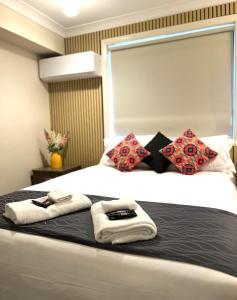 una camera da letto con un letto e asciugamani di Comfort Inn Serenity Bathurst a Bathurst