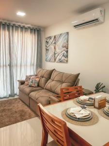 a living room with a couch and a table at Apartamento em Vila Velha na quadra do Mar. in Vila Velha