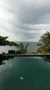 una piscina con vista sull'oceano di House by the sea a Haad Tian