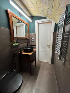 een badkamer met een wastafel en een spiegel bij The shelter in Rome