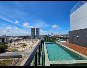 una vista dal balcone di un edificio con piscina di Laguna Beach House a Cabedelo
