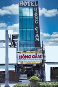 a building with a sign for a hong center at Hotel Hồng Cẩm in Trung An