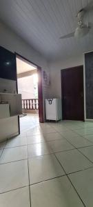 ein leeres Zimmer mit einer Tür und einem Boden in der Unterkunft Rose House in Arraial do Cabo