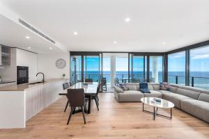 ゴールドコーストにあるBreathtaking Burleigh Beach Abodeのリビングルーム(ソファ、テーブル付)