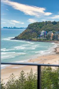 uma vista para uma praia com pessoas na areia em Breathtaking Burleigh Beach Abode em Gold Coast