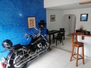 ein Motorrad in einem Raum mit Esszimmer geparkt in der Unterkunft casa de relajación in La Dorada