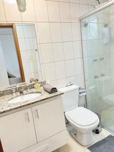 a bathroom with a toilet and a sink and a shower at Pérola do Aquarius in São José dos Campos