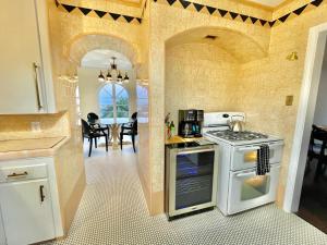 a kitchen with a stove and a dining room at SpanishFairytale4bd3ba in San Pedro