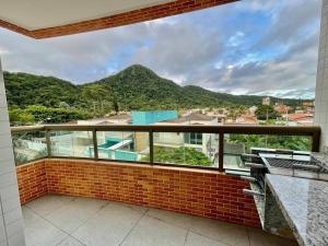 a balcony with a view of a mountain at Apartamento no Canto do Forte - Praia Grande in Praia Grande